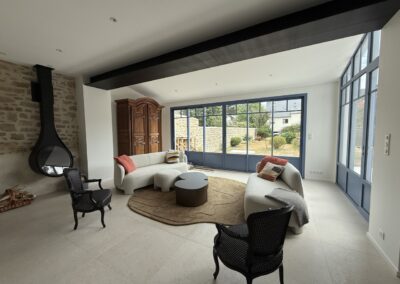 Aménagement salon rectangulaire : 15 idées pour optimiser l’espace sans effet couloir
