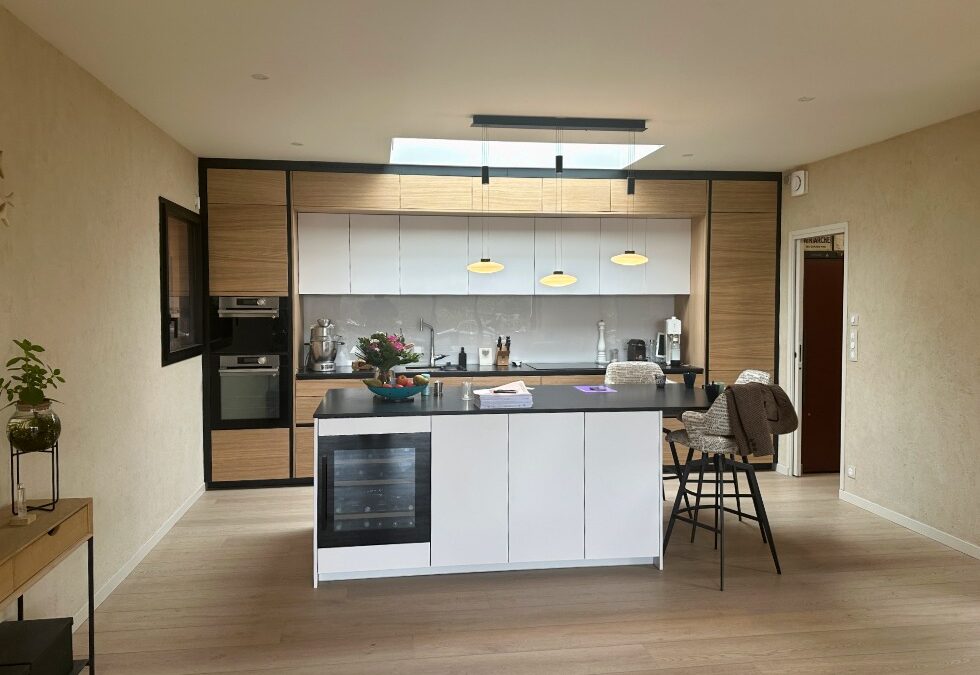 Cuisine sur mesure à Vannes : architecte ou cuisiniste, que choisir pour votre projet ?